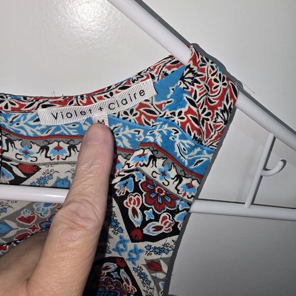 Violet + Claire Sleeveless Blouse Floral Blue Red Gray White Size Medium Boho - Picture 4 of 6